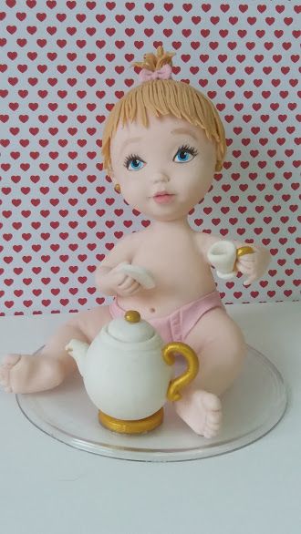 BEBE TOMANDO CHÁ